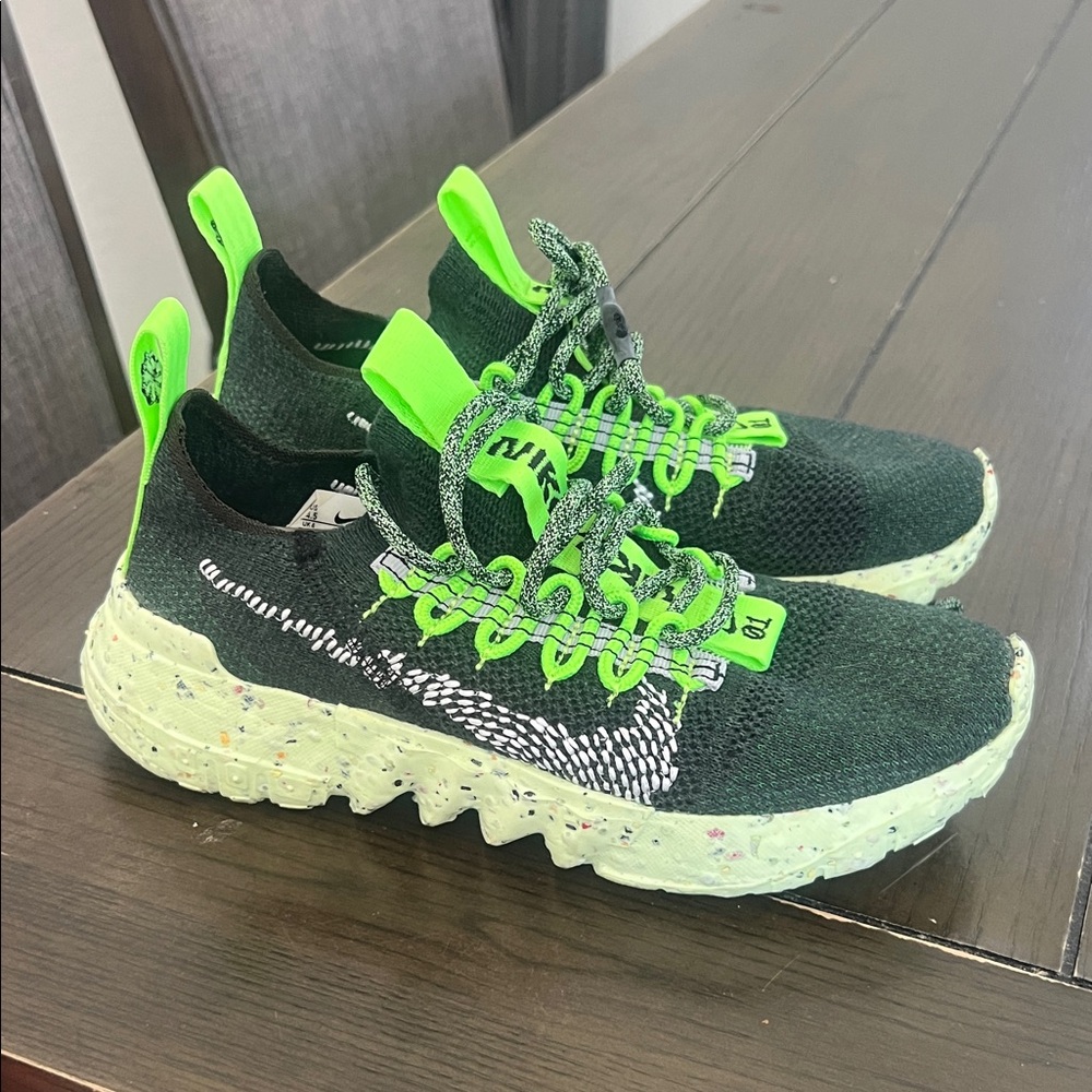 Nike Kids Black and Neon Green Speckled Sole Sneakers